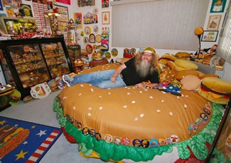  Harry "Hamburger Harry" Sperl has accumulated the world's largest collection of burger memorabilia, totaling 3,724 items.