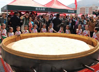 largest steamed cake world record set at the 2013 Dragon Boat Festival in China