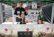  Gregorio Pérez, a Spanish man, broke the Guinness World Records' record for the most time spent slicing "Jamón Serrano" in Valladolid, an occasion for which he prepared with a lot of anticipation. Starting on Friday night, and continuing until Sunday, Pérez wielded a knife without stopping and carved 36 hams in 40 hours. With this achievement, he managed to break the previous ham-slicing Guinness World Records' record of 33 hours and 3 minutes, held by another Spaniard.