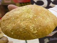 The 400 gram (14 ounce) loaves made at the Pan Pia bakery contain whole wheat dough and spelt with dehydrated honey.
