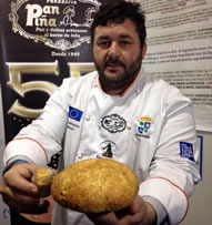 The 400 gram (14 ounce) loaves made at the Pan Piña bakery contain whole wheat dough and spelt with dehydrated honey. The loaves also contain one key extra ingredient: 250 milligrams of gold dust with a value of €100. Juan Manuel Moreno, who is co-owner of the Pan Piña bakery in the village of Algatocin in Spain, says that the gold dust he adds to his bread is perfectly edible and does not in any way threaten people's health.