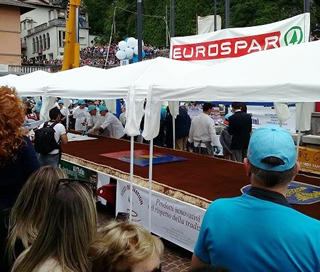  The northern Italian town of Gemona has set the record for the largest Tiramisù in culinary history. Weighing in at 3,015 kilos, the giant coffee-flavoured dessert beats the previous Guinness World Records record set in March by over 1,000 kilos. Around 200 people, including 30 pastry chefs from across the local area helped to make the creamy dessert, which consisted of 250 trays of Tiramisù.