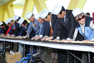 Goheung residents, government officials and tourists set a world record by making a 1,344-meter gimbap (seaweed roll) in South Jeolla Province. About 600 kilograms of Goheung rice and 21,000 pieces of dried seaweed from the waters of Geogeumdo were used.