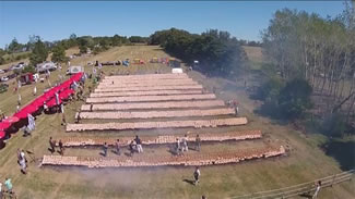  Uruguay achieves a new world record after some six thousand chickens (7,000 kilos) were roasted.