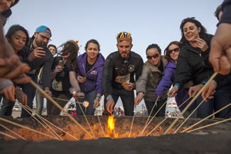 A World Record for the most s'mores being made simultaneously was set after 423 people roasted marshmallows, chocolate and graham cracker sandwiches were made at Huntington State Beach. 