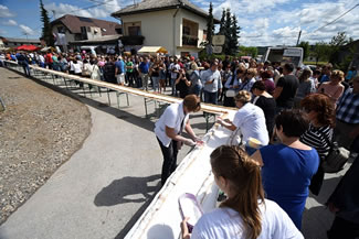 The World's Longest Strudel measures a staggering 1,479 metres and was made using 825 kg of flour, 653 kg of apples, 50 kg of sugar and 10 kg of cinnamon. 