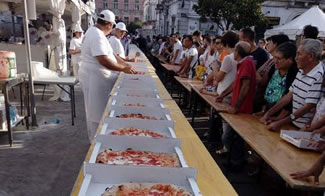 Hard-working pizza chefs cooked up a record-breaking 5,836 pizzas in around 12 hours in the southern region of Puglia. It was a team effort of 43 pizza-makers, many from Italy's association of qualified pizza chefs, who gathered in Martina Franca, in Puglia, southern Italy.