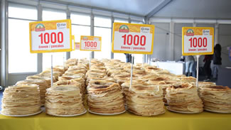 Russian flour exporter JSC MAKFA gathered 16 professional chefs to prepare a World Record 12,716 pancakes to celebrate the holiday known as Masleni.