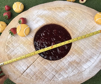  Great British Bake Off winner Frances Quinn has created the world's biggest Jammie Dodger style biscuit. The master baker from Market Harborough teamed up with Hambleton Bakery, from Exton, Rutland, to produce the 4ft 2 inches (127cm) long monster which weighed in at 26.76 kg.