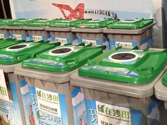 550 alumni of Shaw College, current students and members of the public took part in the Follow the Green Brick Road: Glass Bottle Recycling Challenge event for the university's 30th anniversary, collecting 1.1 tonnes of glass bottles. Photo: CUHK Shaw College Alumni Association. 