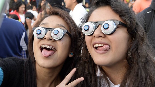 213592_largest_gathering_of_people_wearing_googly_eye_glasses.jpg