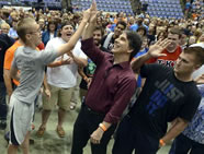 erre Haute broke the Guinness World Record for the longest high-five chain, with 1,647 people participating at Indiana State University's Hulman Center. Terre Haute broke the previous record set in Shanghai, China, just a few months earlier, when more than 1,300 people participated. 