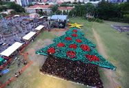  Honduras has created a new world record for the biggest Christmas tree formed by 2,945 people at the Democracy Plaza of the Presidential House in the capital, Tegucigalpa; among the 2,945 people who participated in the feat, those dressed in green and red gave shape to the Christmas tree, while those in yellow formed the star-shaped light on top, setting the new world record for the Largest human Christmas tree, according to the World Record Academy: www.worldrecordacademy.com/.