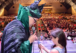 The Israeli magician Israel Cagliostro set a World Record for the largest magic lesson by teaching a group of 1,576 fifth and sixth graders from Haifa a card trick. 