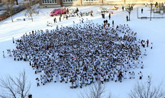  Angels gather to break a Guinness Record for the largest group of angels outside the Misericordia Hospital in Winnipeg, Man. Tuesday December 01, 2015. Winnipeg had 1275 angels, breaking Germany's record of 1039. 
