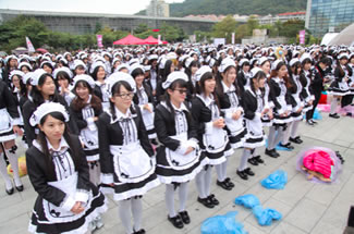 715 girls in Xiamen dress up together as Japanese maid-servants, break yet another Guinness World Records world record.