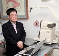 Director Nam-han Lee of Hongchae Optics has analyzed the iris of about 500,000 people (1 million eyes) from January 1980 until February 2014 to analyze the existence of illnesses, body type, job, personality, and spouse relationship, based on which Lee is working to treat diseases and promote health.