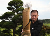  Mr. Machii successfully renewed his own Guinness World Records world record for the "Most martial arts sword cuts to one mat (Suegiri)," after an interval of seven years, boosting the number of cuts to a free-standing straw mat roll from seven to eight.
