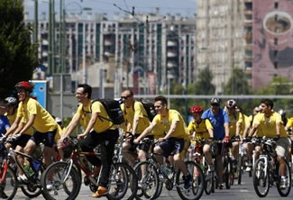 Almost 1,000 cyclists from 20 countries broke the Guinness World Records world record for the longest single line of bicycles in the Bosnian capital Sarajevo. With the support of the International Cycling Federation, the tour was held as a part of a project to promote cycling, called the Sarajevo Grand Prix. 