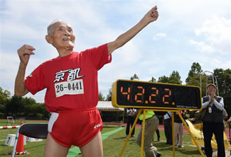  Hidekichi Miyazaki, 105, imitates the pose of Usain Bolt in Kyoto, western Japan. 