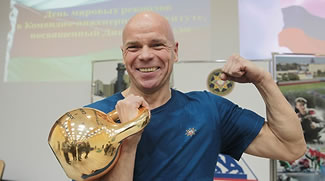 Within an hour, Vyacheslav Khoroneko made 1,410 kettlebell prone swings with a 24kg kettlebell. The previous Guinness World Records world record was 1,200 swings.