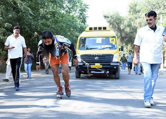  Kapil Gehlot dragged the massive bus in Jodhpur, Rajasthan using just ropes that were tied to his long locks.