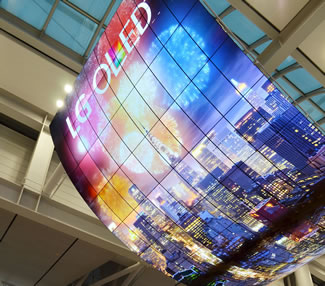  Each of the new OLED installations at Seoul's Incheon International Airport in Korea brings together 140 55-inch curved LG OLED screens to deliver a single colossal OLED image 13 meters high by eight meters across.