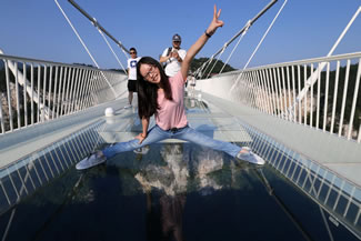 A bridge 430 meters long and 6 meters wide opened last year in the Grand Canyon Scenic Area in Zhangjiajie, Hunan province. It stands at 218 meters above the valley between two steep cliffs in Hongyagu Scenic Area in Pingshan county.