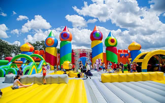 The world's biggest bounce house features basketball hoops, an inflatable obstacle course, a ball pit, a DJ and more. The biggest bounce house in the world, a gigantic 10,000-sq ft leviathan, is travelling across the USA, hosting events open to the public at a range of different locations. 