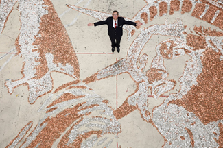 Measuring ten metres by eight metres, this staggering image of The Statue of Liberty was made from 600,00 pennies loaned by a London vault. 