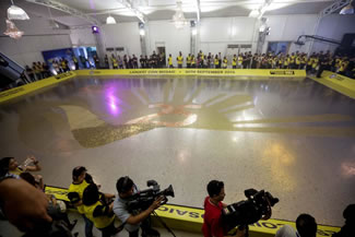  The Philippines is now the World Record holder of the world's largest coin mosaic after money courier Western Union made its 252.78-square meter coin mosaic, beating America's 156 square meters. 