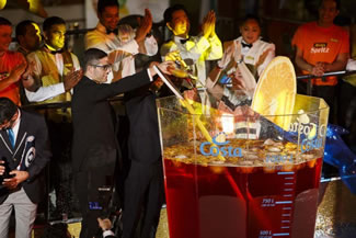 Over 1,000 litres of the famous drink filled a 1.5 metre tall glass on the pool deck of Costa Favolosa while sailing on a cruise between Barcelona and Marseilles. 667 bottles of prosecco, 333 litres of Aperol and 167 litres of soda were used for the drink. The preparation was completed with the addition of 15 ice cubes (18x20cm each) and orange slices, essential elements to make the drink perfect. 