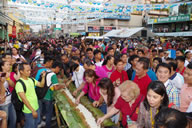  Laoag City has set a new Guinness world record of longest boodle fight beating Camarines Norte's previous feat. Residents took at least 30 minutes to consume the food set on 4.858 kilometer-long tables.
