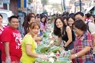 Gov. Imee shared a meal with Laoag City Mayor Chevylle Fariñas and Vice Mayor Michael Fariñas during the world record-breaking longest boodle fight table held in celebration of the Laoag City Fiesta (Pamulinawen Festival).