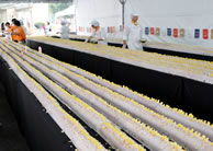  A hotel and a culinary school in Taipei jointly created a roll cake measuring 268.69 meters in length, breaking the Guinness World records world record for the longest roll cake set by Japan at 140.62 meters in the Guinness Book of World Records.