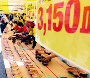 rganizers arranged 3,150 bowls of noodles at a venue specially set up in front of feudal-era Kokura Castle while 12,000 spectators looked on.