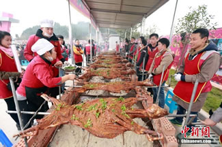 An outdoor roast lamb eating party held in Jianyang, Sichuan Province broke the Guinness World Record for the Largest serving of roast lamb. 