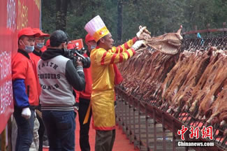  Jiang Linsheng, nicknamed A Bing, roasts lambs in Nanning, south China's Guangxi Zhuang Autonomous Region. Jiang Linsheng roasted 216 lambs in 2 hours, with the use of two 10-meter-long metal racks. 