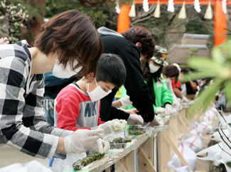 A line of 16,291 green tea dumplings running between two World Heritage sites in Kyoto Prefecture's history-steeped city of Uji set a World Record for the longest such line.