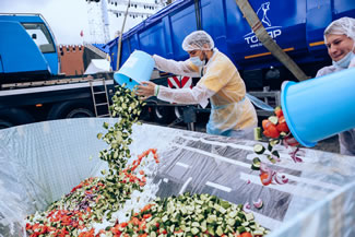 Petros Lambrinidis managed to create the gigantic 20-tons salad (!) with the help