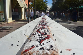 The Worls's longest strawberry pie was 120 m long and the Chefs Club who created it, along with the contribution of the professionals of the area who provided them with the ingredients of the recipe, claimed a place in the Book of World Records. 