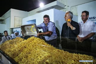  The island of Naxos in Greece broke the Guinness world record of largest serving of chips (fries/Tiganites Patates) at the 8th Annual Potato Festival on the island, which is renowned for its mouthwatering potatoes. It took more than 1,500 kilograms of potatoes, 22 huge caldrons, the hard work of 40 volunteers and the determination of a whole island.