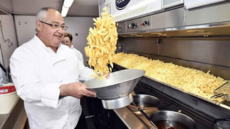  The island of Naxos in Greece broke the Guinness world record of largest serving of chips (fries/Tiganites Patates) at the 8th Annual Potato Festival on the island, which is renowned for its mouthwatering potatoes. It took more than 1,500 kilograms of potatoes, 22 huge caldrons, the hard work of 40 volunteers and the determination of a whole island.