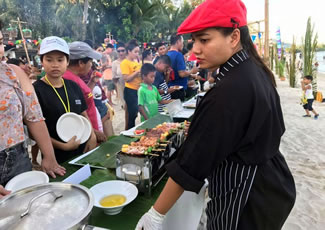 The 2.5-kilometre-long beach buffet, free and open to the public, was arranged on Chaweng Beach as part of the five-day festival, which ran from 7-11 September to celebrate the 120th anniversary of the island's founding in 1897. 