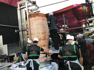 he giant shawarma cooked by Adnan Tartan in 2017 weighed three tonnes. 40,000 pilgrims ate from the giant shawarma which was served in sandwiches with relish and salad.