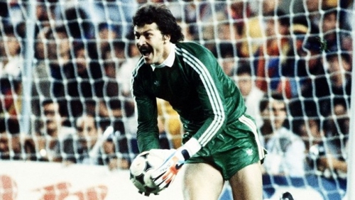X 上的Classic Football Shirts：「On this day 1986: Steaua Bucharest goalkeeper,  Helmuth Duckadam, saved 4 penalties in a row against El Tel's Barcelona to  won the European Cup  / X