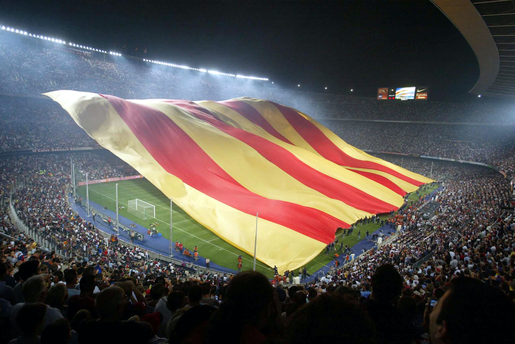 Стадион флаги. Флаги на стадионе. Флаги стадион болельщики Барселоны. Барселона флаг Каталунья. Прапор (стадион).