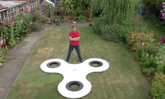 British inventor Tony Fisher made the world's largest fidget spinner, which stands 2.8 meters tall with a diameter of over 3.3 meters (nearly 11 feet) and weights 20 kilograms. 