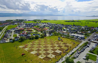  The world's largest chess board, measuring at 6,400 square metres, hosted a match between Norwegian grandmaster Simen Agdestein and Germand rival grandmaster Niklas Hushenbeth. 