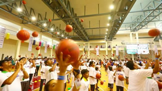 Durant and 3,459 Indian children from the Reliance Foundation Jr. NBA program set a record for the world's largest basketball lesson (multiple venues). 